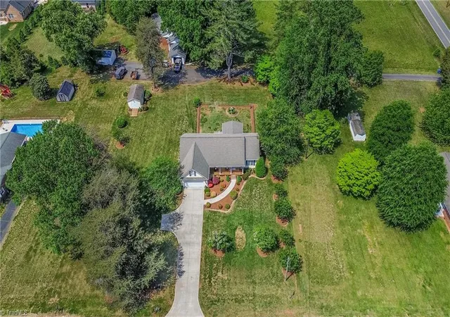 Photo 3 of Sale Pending at 183 Devon Ln, Statesville, NC 28625 | MLS# 1218503 | Listing updated on 2026-09-18