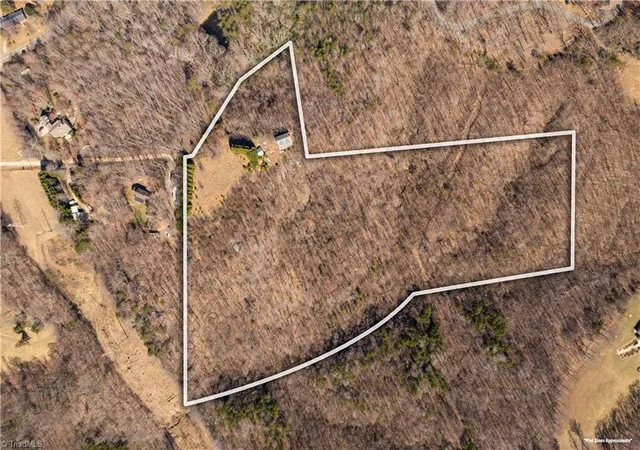 3rd image of 222 Hummingbird Ln, Pilot Mountain, NC 27041 | MLS# 1231017