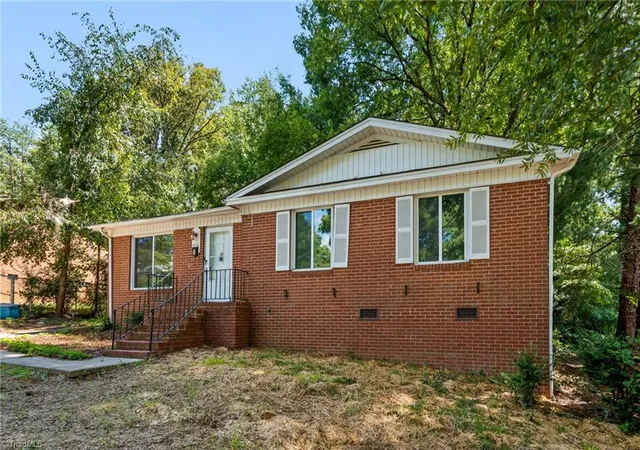 3rd image of 410 Parkwood Ave, Winston Salem, NC 27105 | MLS# 1231513