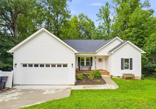 3rd image of 3673 Turret Dr, Winston Salem, NC 27101 | MLS# 1231082