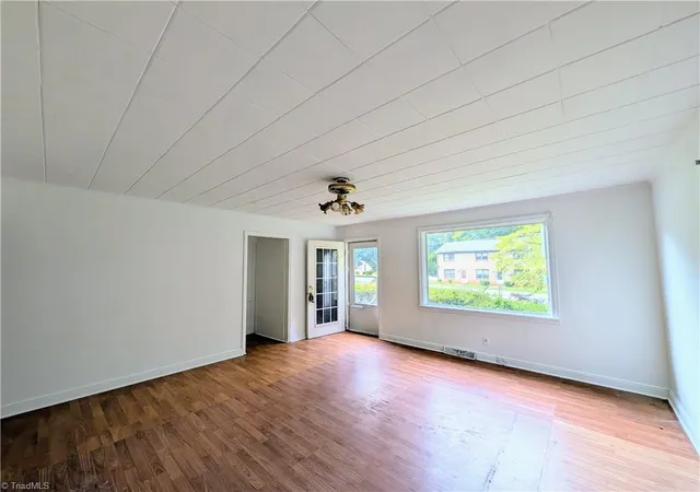 Photo 3 of Single family home for sale at 1514 Glenside Dr, Greensboro, NC 27405 | MLS# 1231450 | Listing updated on 2026-08-17