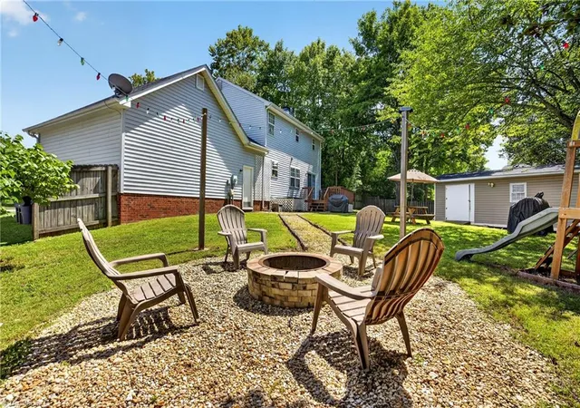 Photo 3 of Single family home for sale at 5805 Edgebrook Ct, Jamestown, NC 27282 | MLS# 1228686 | Listing updated on 2026-09-13