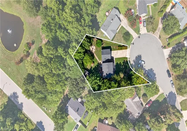 Photo 4 of Single family home for sale at 5805 Edgebrook Ct, Jamestown, NC 27282 | MLS# 1228686 | Listing updated on 2026-09-13