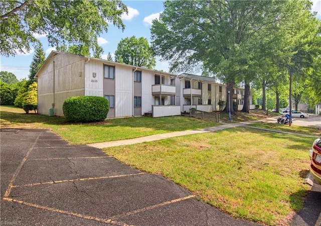 Photo 4 of Single family home for sale at 2235 Sunderland Rd #105C, Winston Salem, NC 27103 | MLS# 1227434 | Listing updated on 2026-09-17