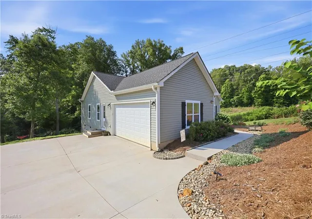 Photo 3 of Single family home for sale at 5629 Crooked Oak Dr, Summerfield, NC 27358 | MLS# 1231684 | Listing updated on 2026-08-30