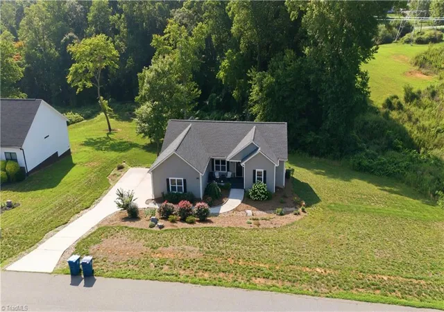 Photo 3 of Single family home for sale at 5629 Crooked Oak Dr, Summerfield, NC 27358 | MLS# 1231684 | Listing updated on 2026-08-30