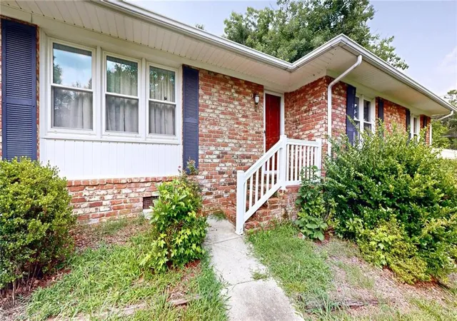 Photo 3 of Sale Pending at 3908 Beverly Hills Dr, High Point, NC 27265 | MLS# 1229111 | Listing updated on 2026-08-21