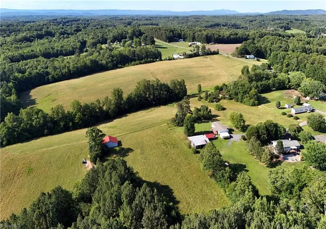 4th image of 1075 Atkins Ln, Pinnacle, NC 27043 | MLS# 1225958