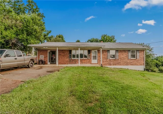 2nd image of 1900 Coon Ridge Rd, Hillsville, VA 24343 | MLS# 1229307