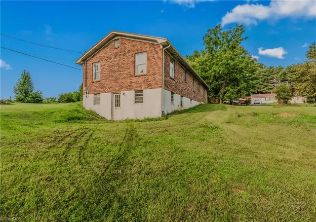 Photo 3 of Sale Pending at 1900 Coon Ridge Rd, Hillsville, VA 24343 | MLS# 1229307 | Listing updated on 2026-08-31