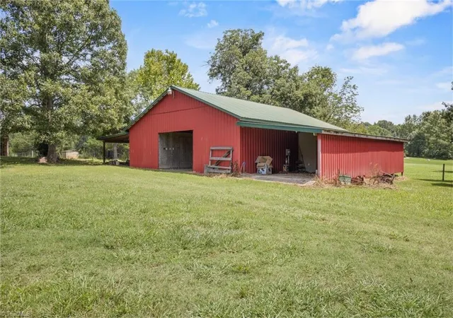 Photo 3 of Sale Pending at 2911 Woodhaven Dr, Asheboro, NC 27205 | MLS# 1230959 | Listing updated on 2026-09-04