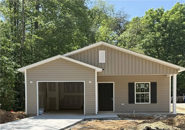 Photo 1 of Single family home for sale at 2915 Bainbridge Dr, Winston Salem, NC 27105 | MLS# 1217044 | Listing updated on 2026-08-18
