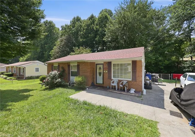 Homes for sale in Winston Salem, NC | 4120 Sunflower Cir, Winston Salem, NC 27105 | MLS# 1226566