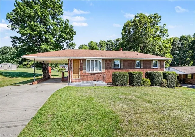 Homes for sale in Thomasville, NC | 107 Hilltop Rd, Thomasville, NC 27360 | MLS# 1223778