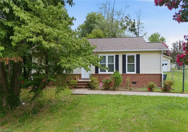Photo 3 of Single family home for sale at 2915 Moser Rd, Greensboro, NC 27406 | MLS# 1231000 | Listing updated on 2026-08-22