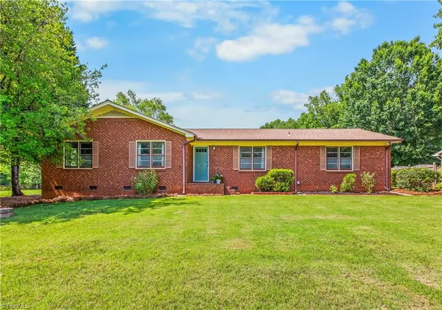 Photo 1 of Single family home for sale at 141 Pinelawn Dr, Kernersville, NC 27284 | MLS# 1227668 | Listing updated on 2026-09-14