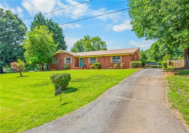 Photo 2 of Single family home for sale at 141 Pinelawn Dr, Kernersville, NC 27284 | MLS# 1227668 | Listing updated on 2026-09-14