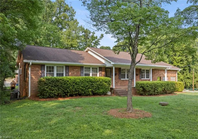 Photo 2 of Single family home for sale at 123 Tangle Dr, Jamestown, NC 27282 | MLS# 1229089 | Listing updated on 2026-09-16