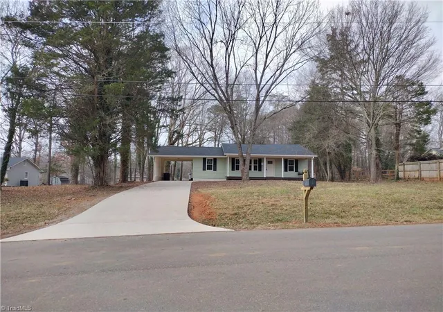 Photo 2 of Sale Pending at 424 Auburndale St, Winston Salem, NC 27104 | MLS# 1212007 | Listing updated on 2026-08-09