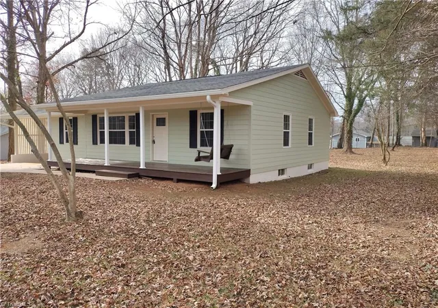 Photo 3 of Sale Pending at 424 Auburndale St, Winston Salem, NC 27104 | MLS# 1212007 | Listing updated on 2026-08-09