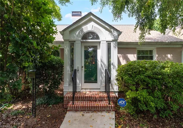 Photo 4 of Single family home for sale at 211 E Avondale Dr, Greensboro, NC 27403 | MLS# 1233051 | Listing updated on 2026-09-17