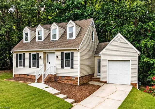 Photo 3 of Single family home for sale at 942 Chatfield Dr, Jamestown, NC 27282 | MLS# 1231010 | Listing updated on 2026-09-16
