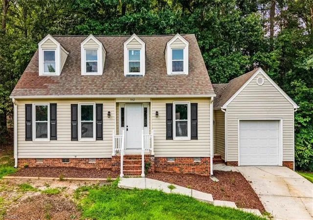 Photo 3 of Single family home for sale at 942 Chatfield Dr, Jamestown, NC 27282 | MLS# 1231010 | Listing updated on 2026-09-16