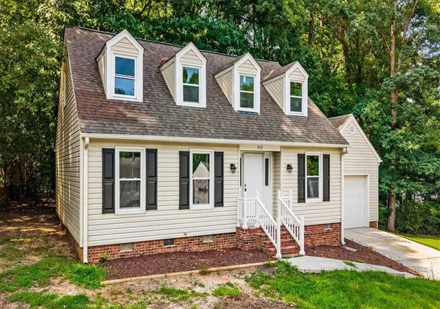 Photo 4 of Single family home for sale at 942 Chatfield Dr, Jamestown, NC 27282 | MLS# 1231010 | Listing updated on 2026-09-16