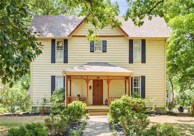 Photo 2 of Single family home for sale at 916 W Davis St, Burlington, NC 27215 | MLS# 1230563 | Listing updated on 2026-10-05