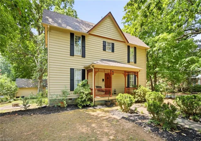 Photo 3 of Single family home for sale at 916 W Davis St, Burlington, NC 27215 | MLS# 1230563 | Listing updated on 2026-10-05