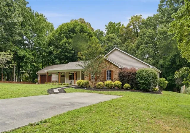 Photo 4 of Sale Pending at 376 Staplewood Rd, Lexington, NC 27295 | MLS# 1225439 | Listing updated on 2026-08-30