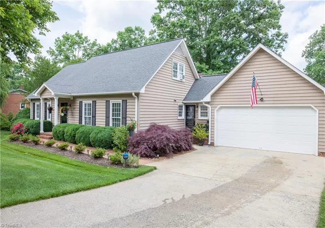 Photo 3 of Sale Pending at 5015 Edinborough Rd, Greensboro, NC 27406 | MLS# 1226148 | Listing updated on 2026-09-15
