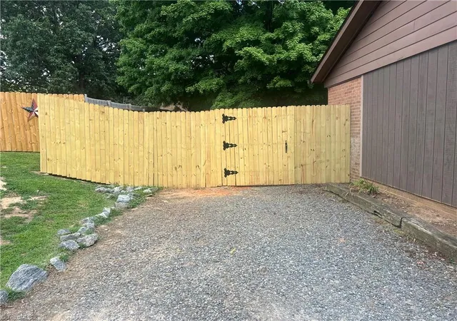 Photo 3 of Sale Pending at 509 Robinhood Rd, Reidsville, NC 27320 | MLS# 1230157 | Listing updated on 2026-10-06