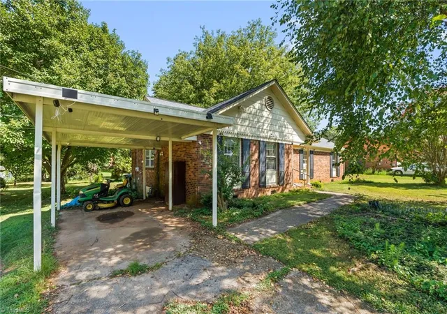 Photo 4 of Single family home for sale at 233 Maxwell Dr, Lexington, NC 27295 | MLS# 1233658 | Listing updated on 2026-08-28