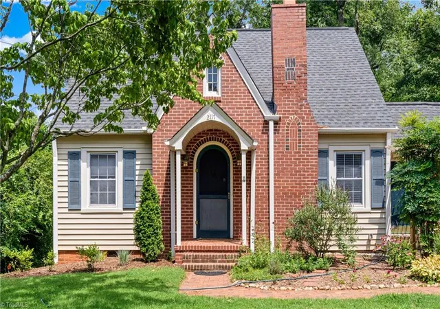 2nd image of 2117 N Peace Haven Rd, Winston Salem, NC 27106 | MLS# 1227164