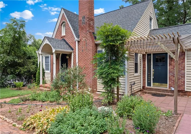 3rd image of 2117 N Peace Haven Rd, Winston Salem, NC 27106 | MLS# 1227164