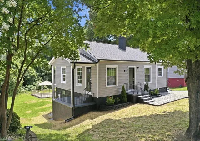 Photo 4 of Single family home for sale at 402 Gilbreath St, Graham, NC 27253 | MLS# 1230277 | Listing updated on 2026-09-18