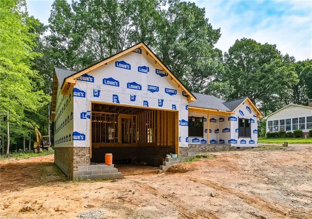 Photo 5 of Sale Pending at 148 N Lee St, Winston Salem, NC 27107 | MLS# 1225686 | Listing updated on 2026-09-05