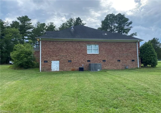 Photo 3 of Single family home for sale at 4800 Olde Province Ct, Greensboro, NC 27406 | MLS# 1227497 | Listing updated on 2026-07-31