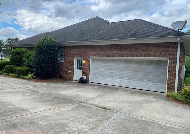 Photo 3 of Single family home for sale at 4800 Olde Province Ct, Greensboro, NC 27406 | MLS# 1227497 | Listing updated on 2026-07-31