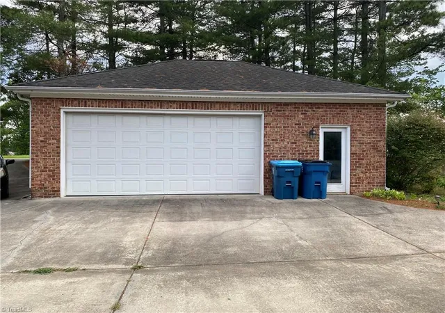 Photo 4 of Single family home for sale at 4800 Olde Province Ct, Greensboro, NC 27406 | MLS# 1227497 | Listing updated on 2026-07-31