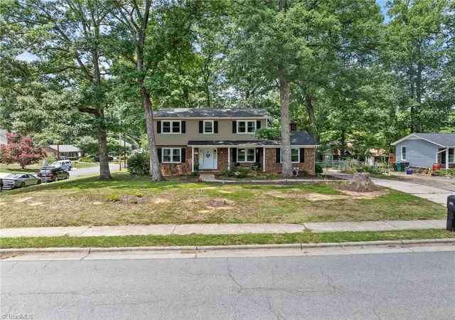 Photo 3 of Single family home for sale at 1001 Oakview Rd, High Point, NC 27265 | MLS# 1227721 | Listing updated on 2026-09-09