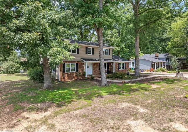Photo 3 of Single family home for sale at 1001 Oakview Rd, High Point, NC 27265 | MLS# 1227721 | Listing updated on 2026-09-09