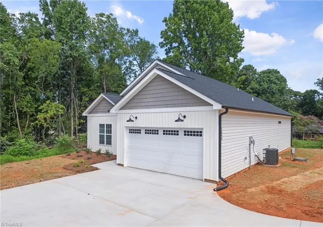 3rd image of 1649 Ralee Dr, Winston Salem, NC 27127 | MLS# 1230645