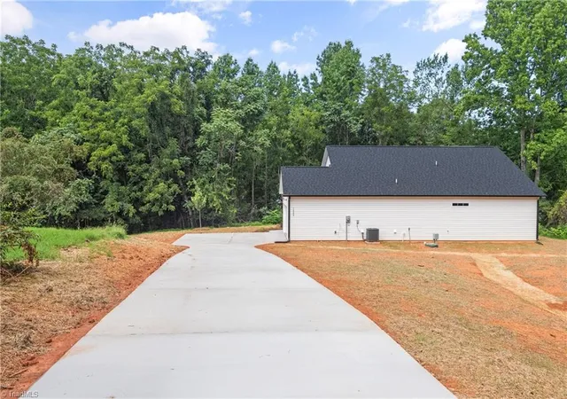 4th image of 1649 Ralee Dr, Winston Salem, NC 27127 | MLS# 1230645