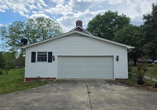 Photo 3 of Single family home for sale at 1218 Meadow Rd, Eden, NC 27288 | MLS# 1217214 | Listing updated on 2026-09-17