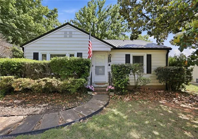 Homes for sale in Thomasville, NC | 310 E Holly Hill Rd, Thomasville, NC 27360 | MLS# 1219480