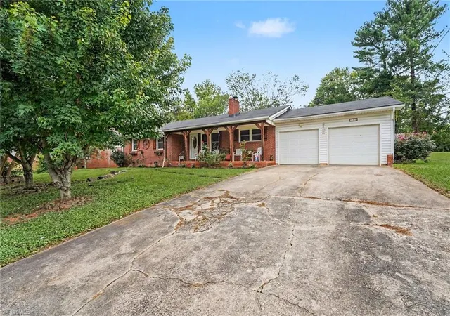 Photo 3 of Sale Pending at 306 Sweetbriar Dr, Lexington, NC 27295 | MLS# 1233225 | Listing updated on 2026-09-15