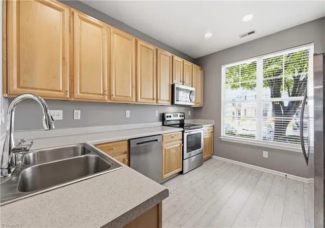 Photo 3 of Single family home for sale at 6 Cobble Ln, Greensboro, NC 27407 | MLS# 1225620 | Listing updated on 2026-10-05