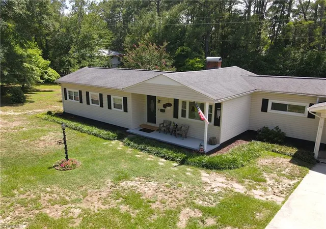 2nd image of 202 Walnut St, Hamlet, NC 28345 | MLS# 1227795